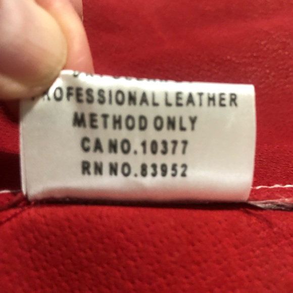 Vintage Red Leather Cape! Gorgeous accessory. Excellent quality & craftsmanship - Picture 6 of 7